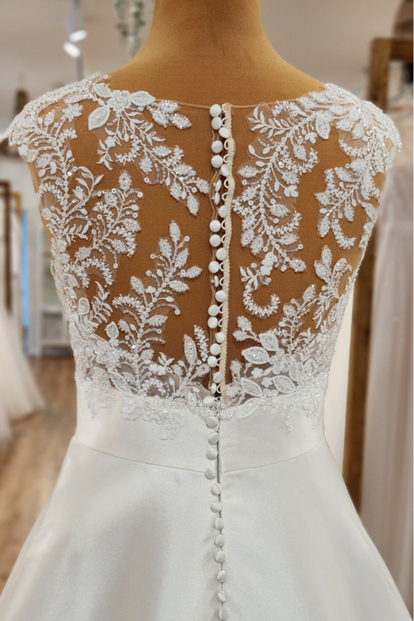 Rückendetail Brautkleid MART-HA Illusion-Spitze am Rücken mit dekorativer Knopfleiste