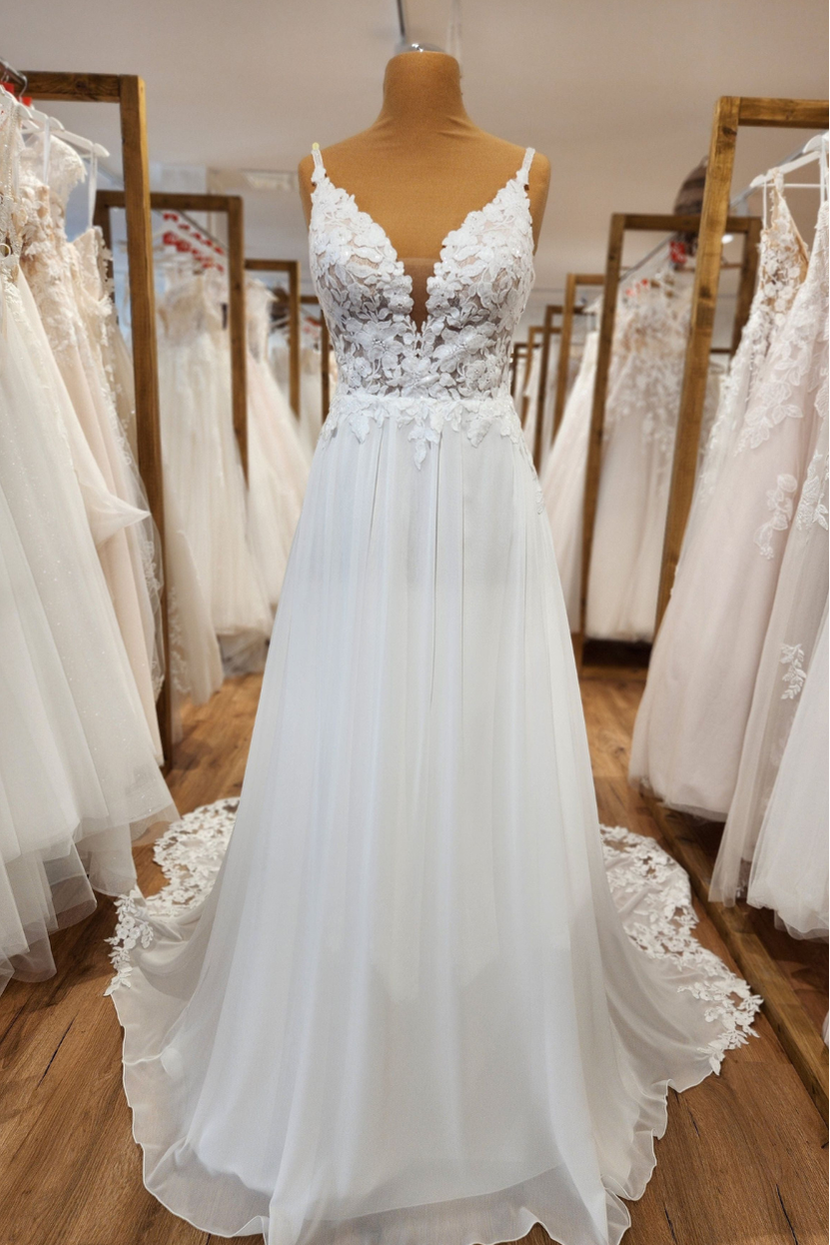 Brautkleid NICO-LA A-Linie auf Schaufensterpuppe mit V-Ausschnitt, Spitze und langer Tüllschleppe Susannas Brautmode