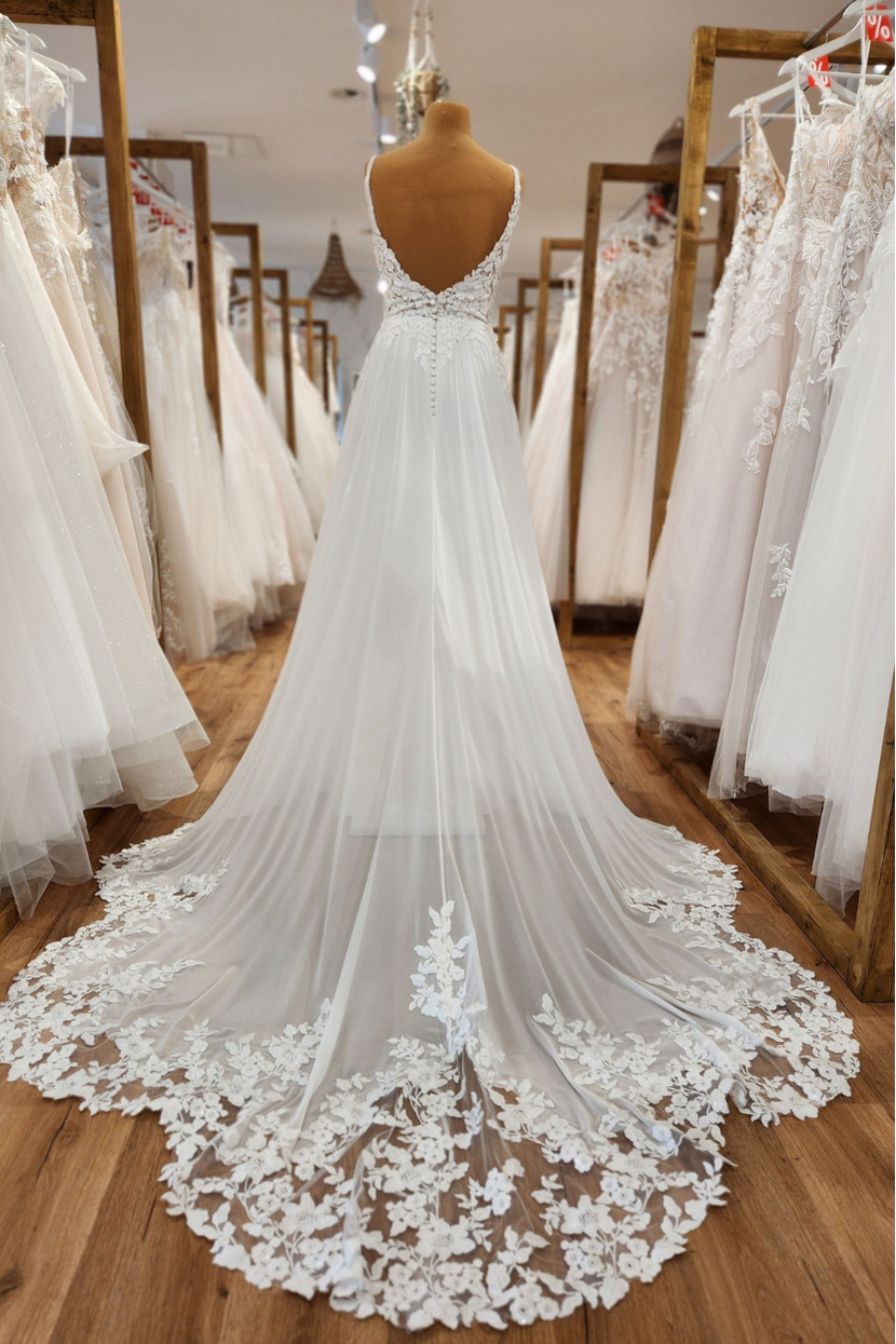 Rückenansicht Brautkleid NICO-LA mit tiefer Rückenschnürung und langer, bestickter Tüllschleppe