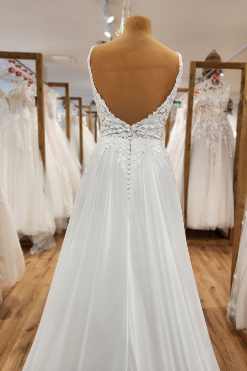 Detailaufnahme Rücken Brautkleid NICO-LA tiefer V-Rücken mit Spitzenapplikationen und Knopfleiste