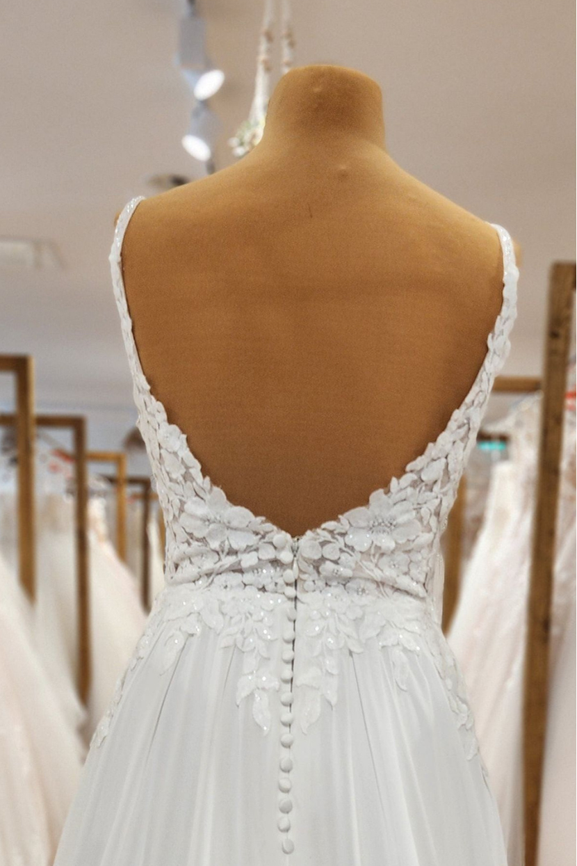 Rückendetail Brautkleid NICO-LA offener V-Ausschnitt florale Spitze und Knöpfe am oberen Rücken