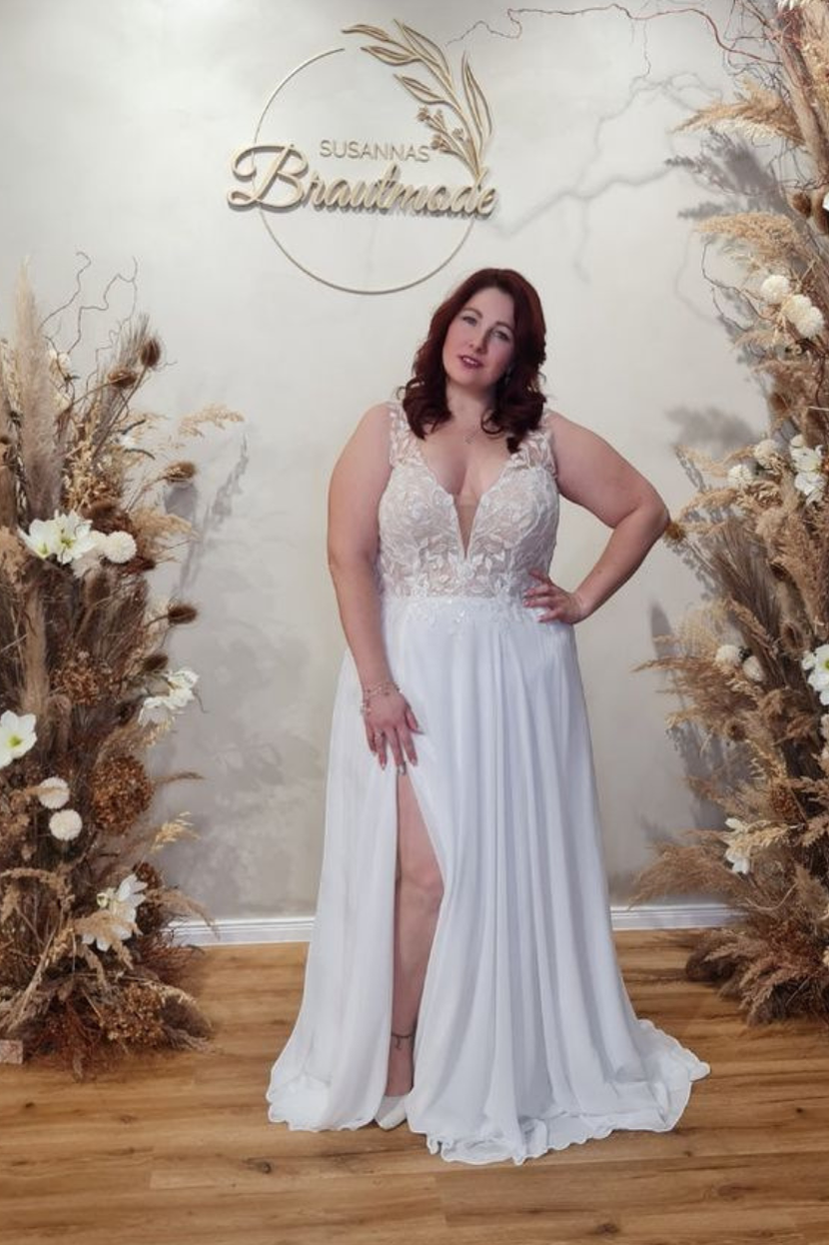 Brautkleid STEF-FI A-Linie Übergröße mit Spitze, Beinschlitz und V-Ausschnitt Susannas Brautmode