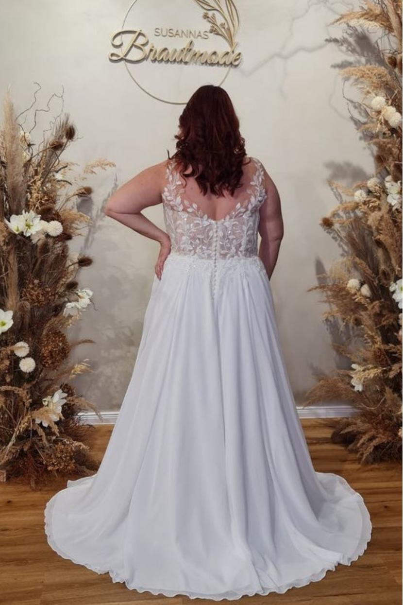 Rückenansicht Brautkleid STEF-FI Curvy V-Rücken mit Spitze und fließender Chiffon-Schleppe
