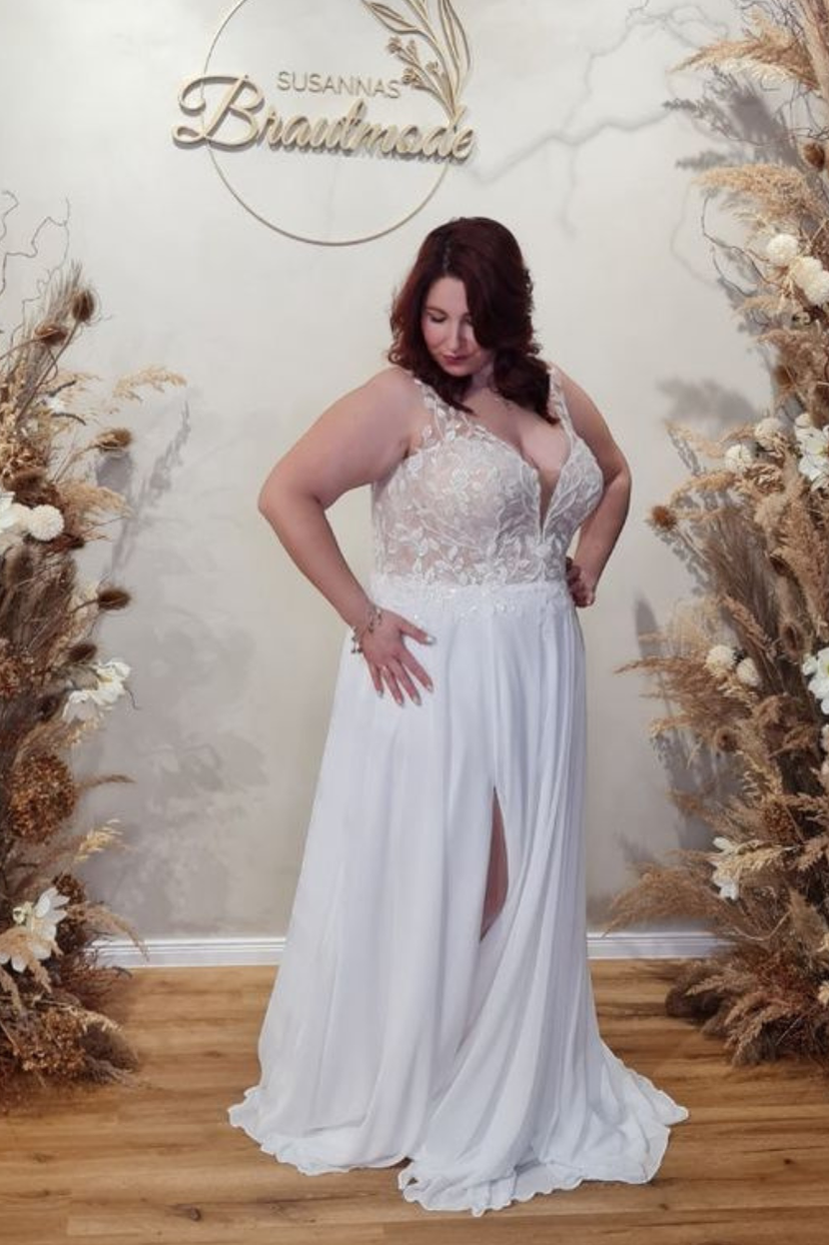 Elegante Braut in Curvy Brautkleid STEF-FI mit Beinschlitz Chiffonrock und Spitzenmieder