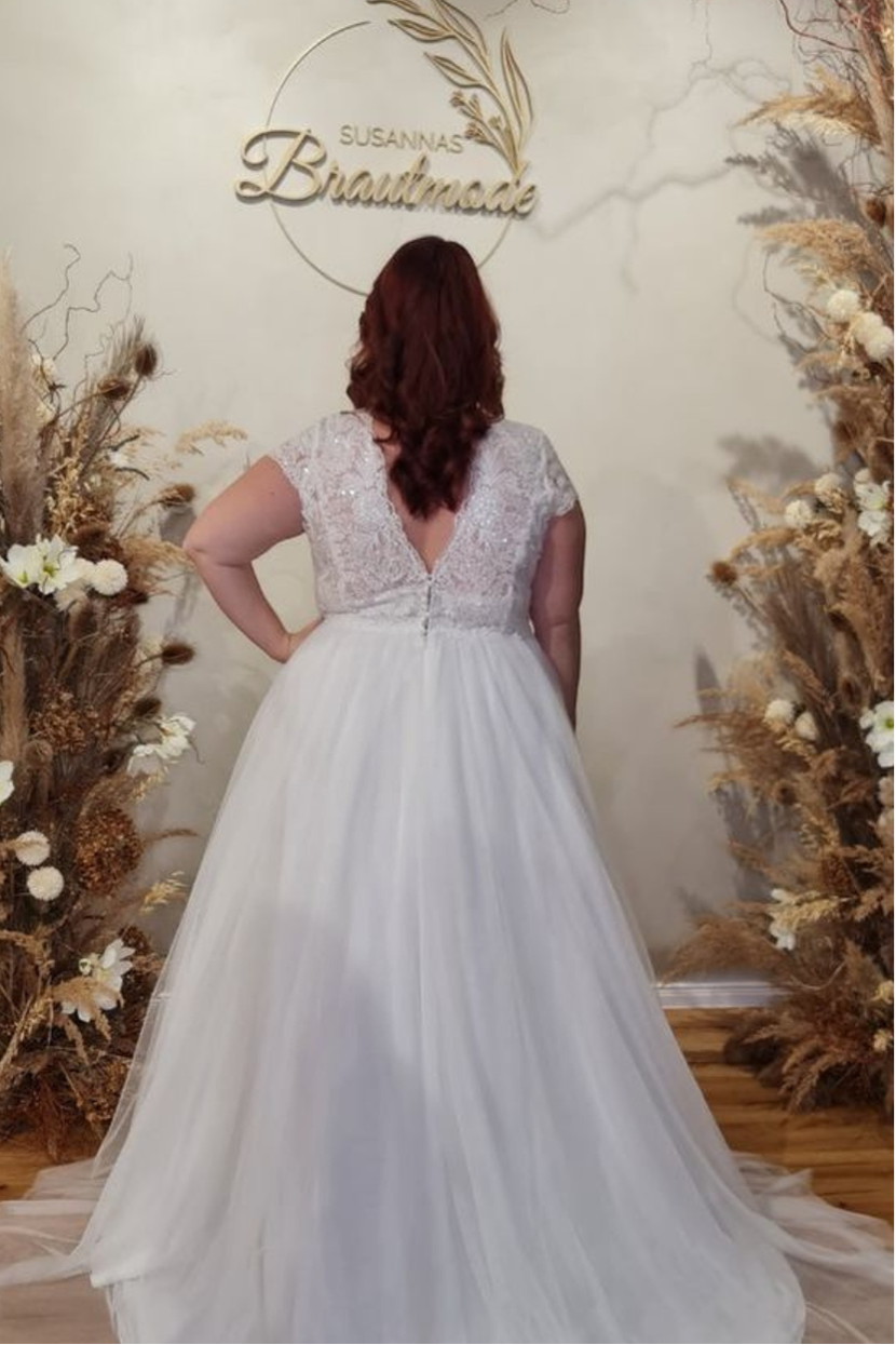 Brautkleid V2-Verleih Rückenansicht tiefer V-Rücken Illusions-Spitze