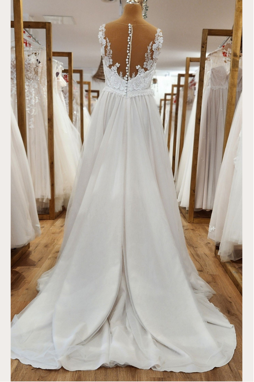 Brautkleid V2-Verleih Rückenansicht tiefer V-Rücken Illusions-Spitze Knopfleiste