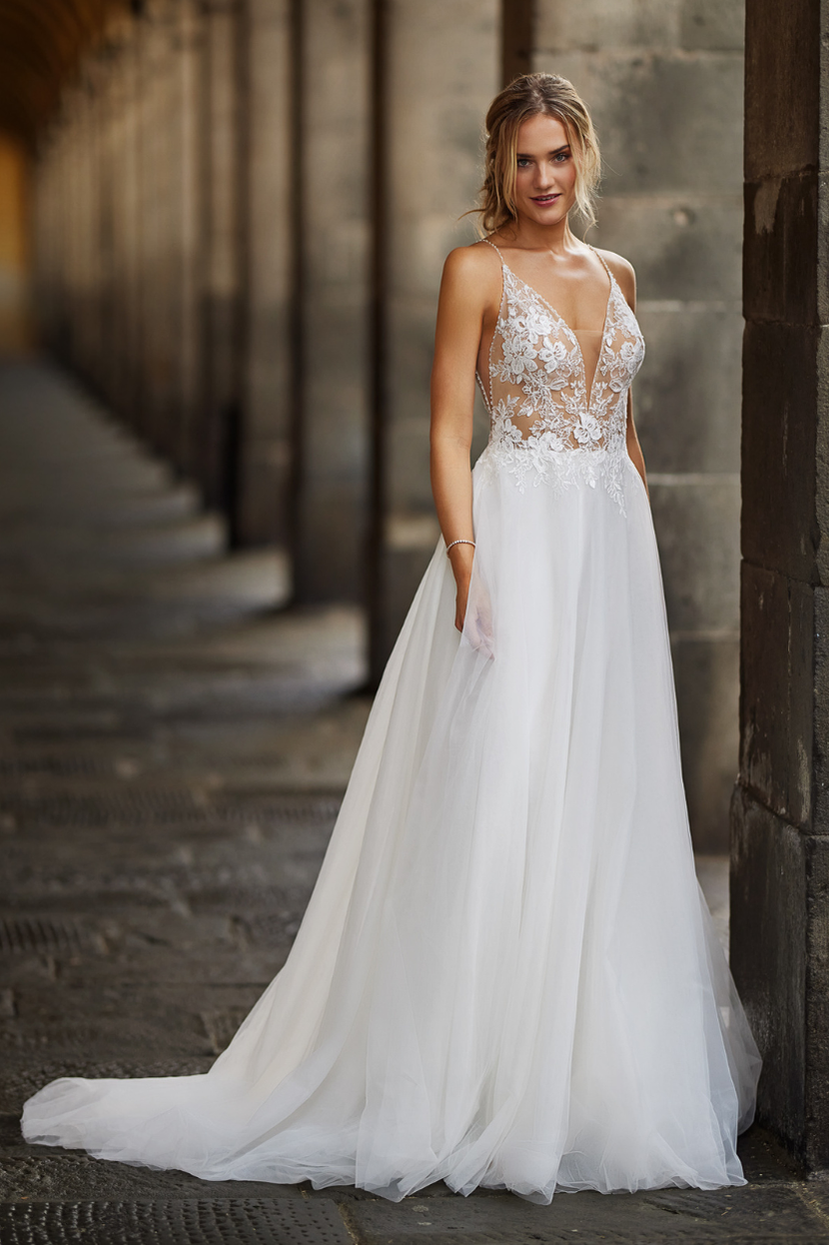 Braut im Tres Chic Brautkleid A-Linie mit transparentem Mieder, V-Ausschnitt und Strass Applikationen