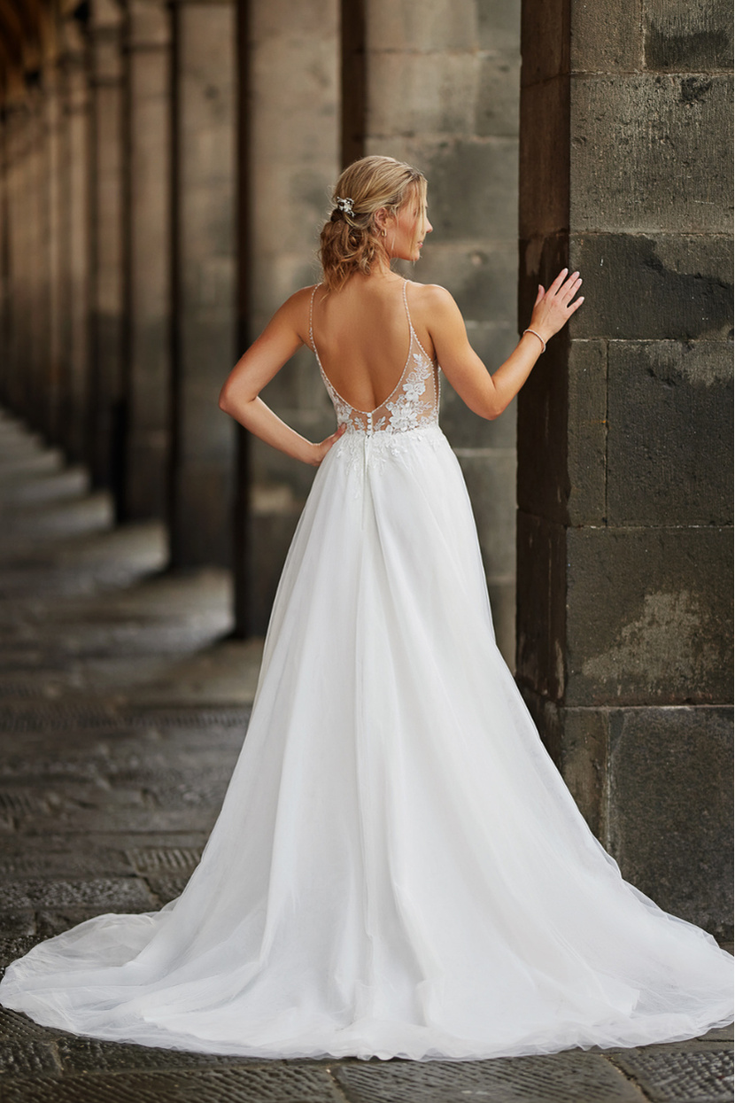 Rückenansicht Brautkleid Tres Chic A-Linie tiefer V-Rücken mit Strass-Kontur und Tüllschleppe