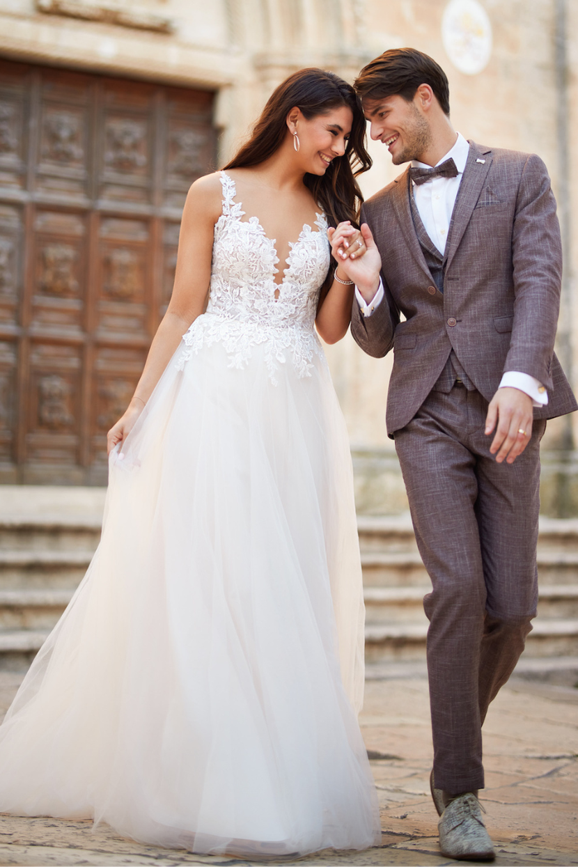 Brautkleid TO LOVE mit Brautpaar im urbanen Ambiente