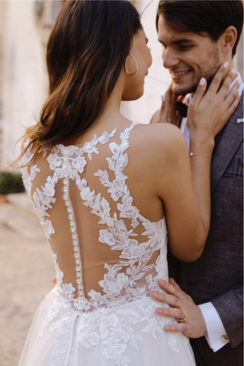 Brautkleid TO LOVE Rückenansicht Schlüsselloch-Rücken Knopfleiste