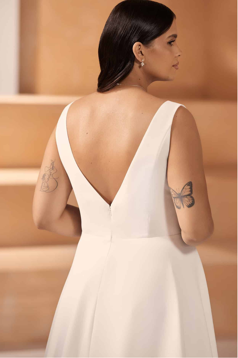 Brautkleid C-03 Curvy Rückenansicht tiefer V-Rücken