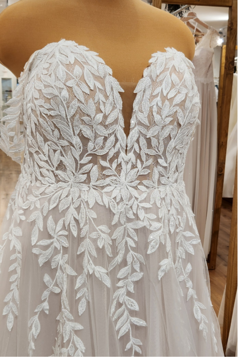 Nahaufnahme Oberteil Brautkleid C-09 Curvy Off-Shoulder Spitze