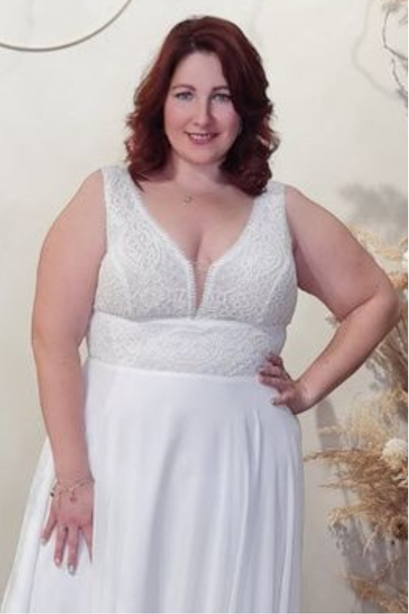 Nahaufnahme Oberteil Brautkleid C-20 Curvy V-Ausschnitt Spitze