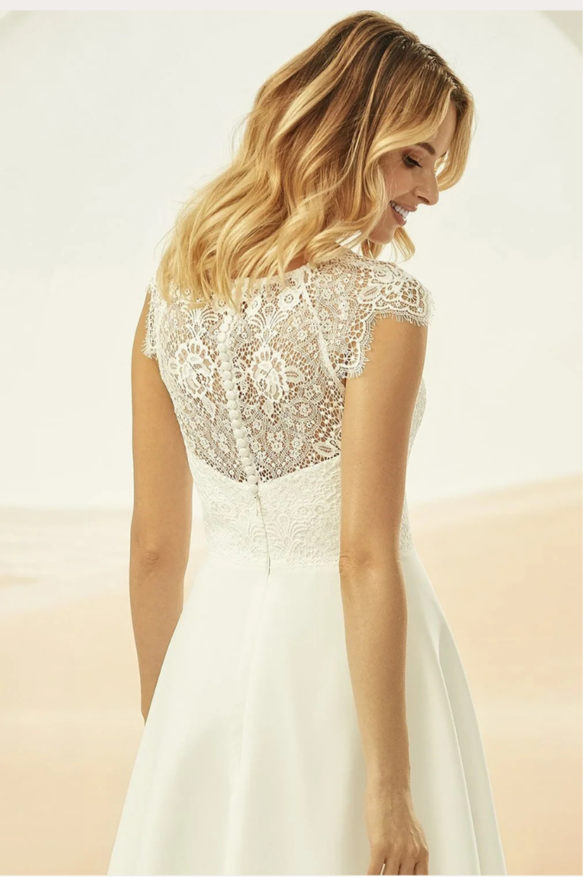 Brautkleid KB-01 Rückenansicht Knopfleiste hoher Spitzenrücken