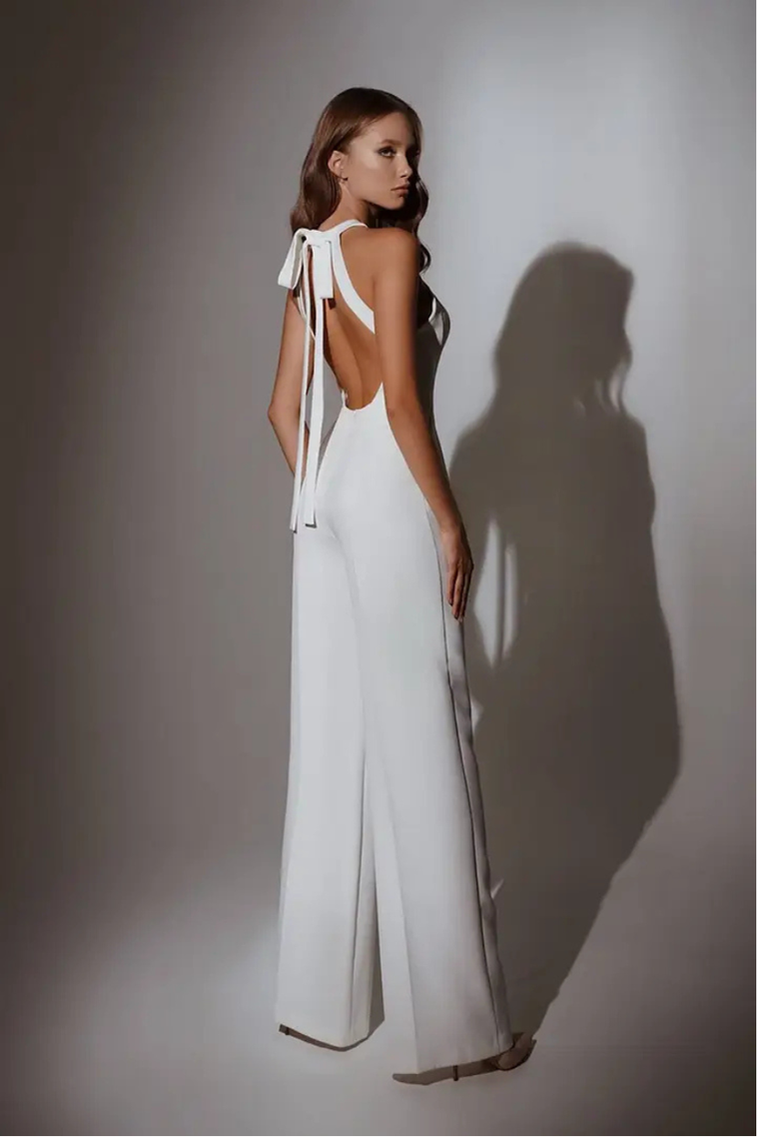 Halterneck Braut-Jumpsuit Rückenansicht tiefer Rückenausschnitt Schleife