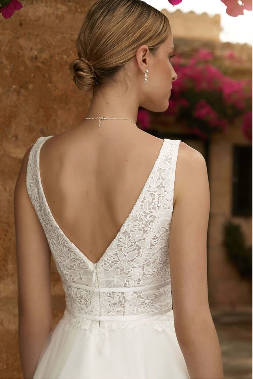 Brautkleid SAB 1 Rückenansicht tiefer V-Rücken Illusions-Spitze