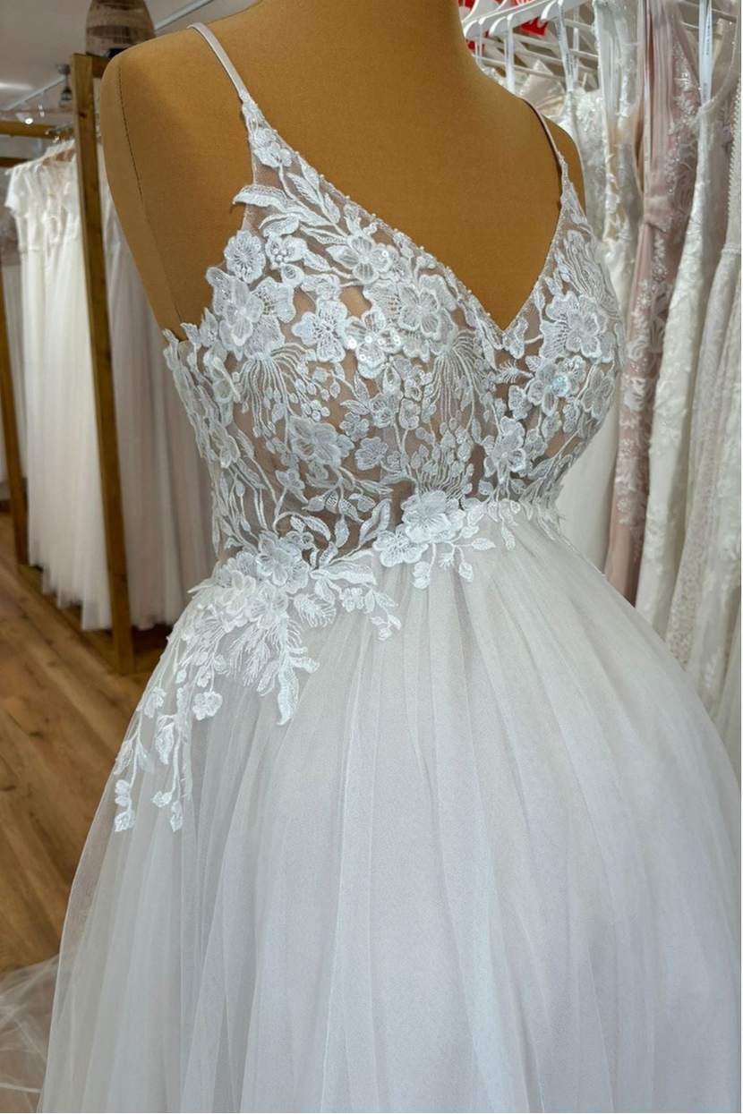 Nahaufnahme Detail Oberteil Umstands Brautkleid Sandra V-Ausschnitt Spitze