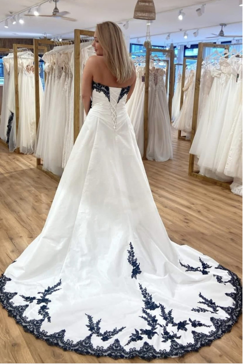 Brautkleid V-11-Verleih Rückenansicht Korsagen-Schnürung schwarze Spitze