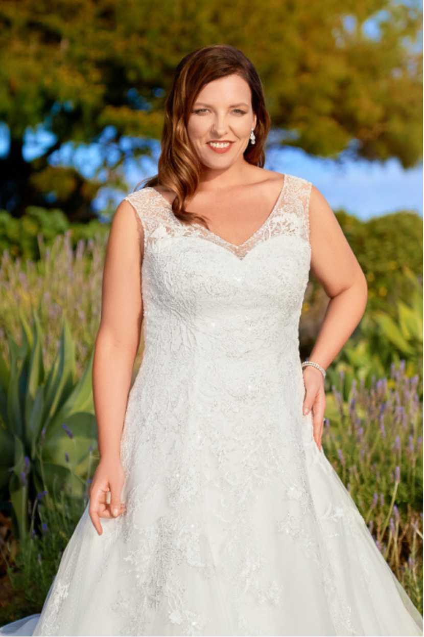 Nahaufnahme Oberteil Brautkleid V-7-Verleih Curvy V-Ausschnitt Spitze