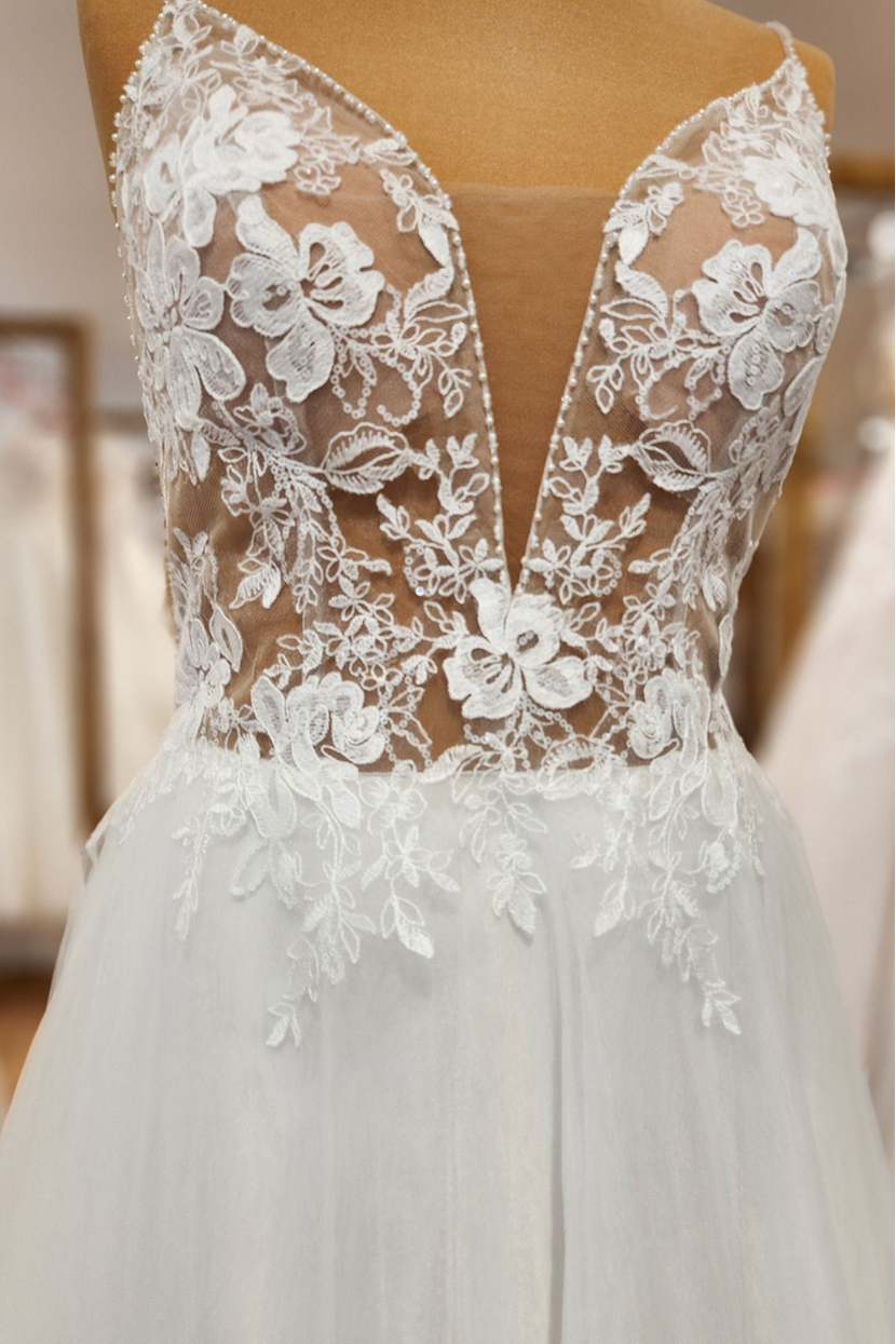 Nahaufnahme Oberteil Brautkleid A-Summer tiefer V-Ausschnitt Illusion-Stoff und Perlen-Träger
