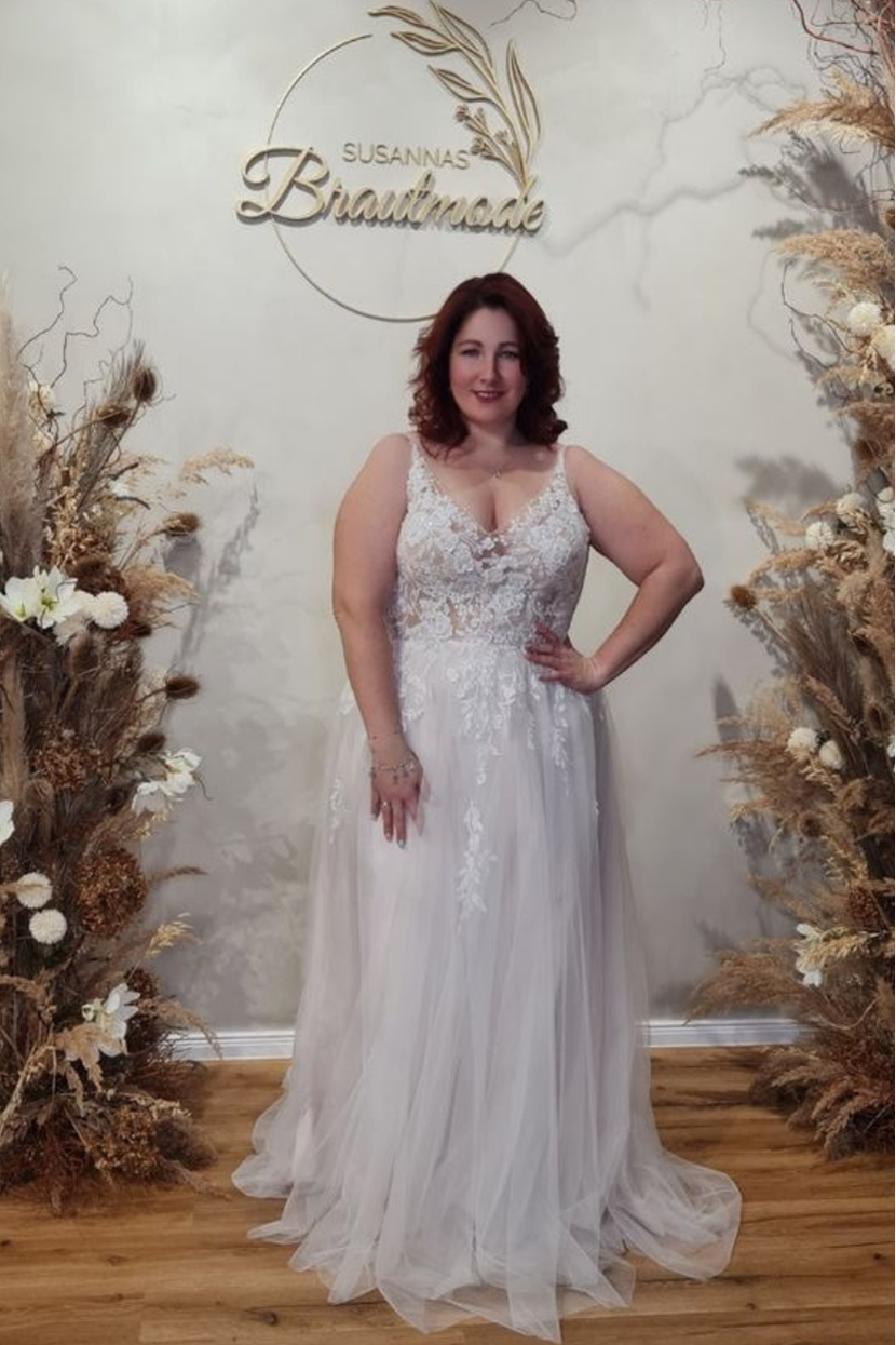 Curvy Brautkleid CA-RO A-Linie mit Illusion-Spitze, V-Ausschnitt und langen Ärmeln