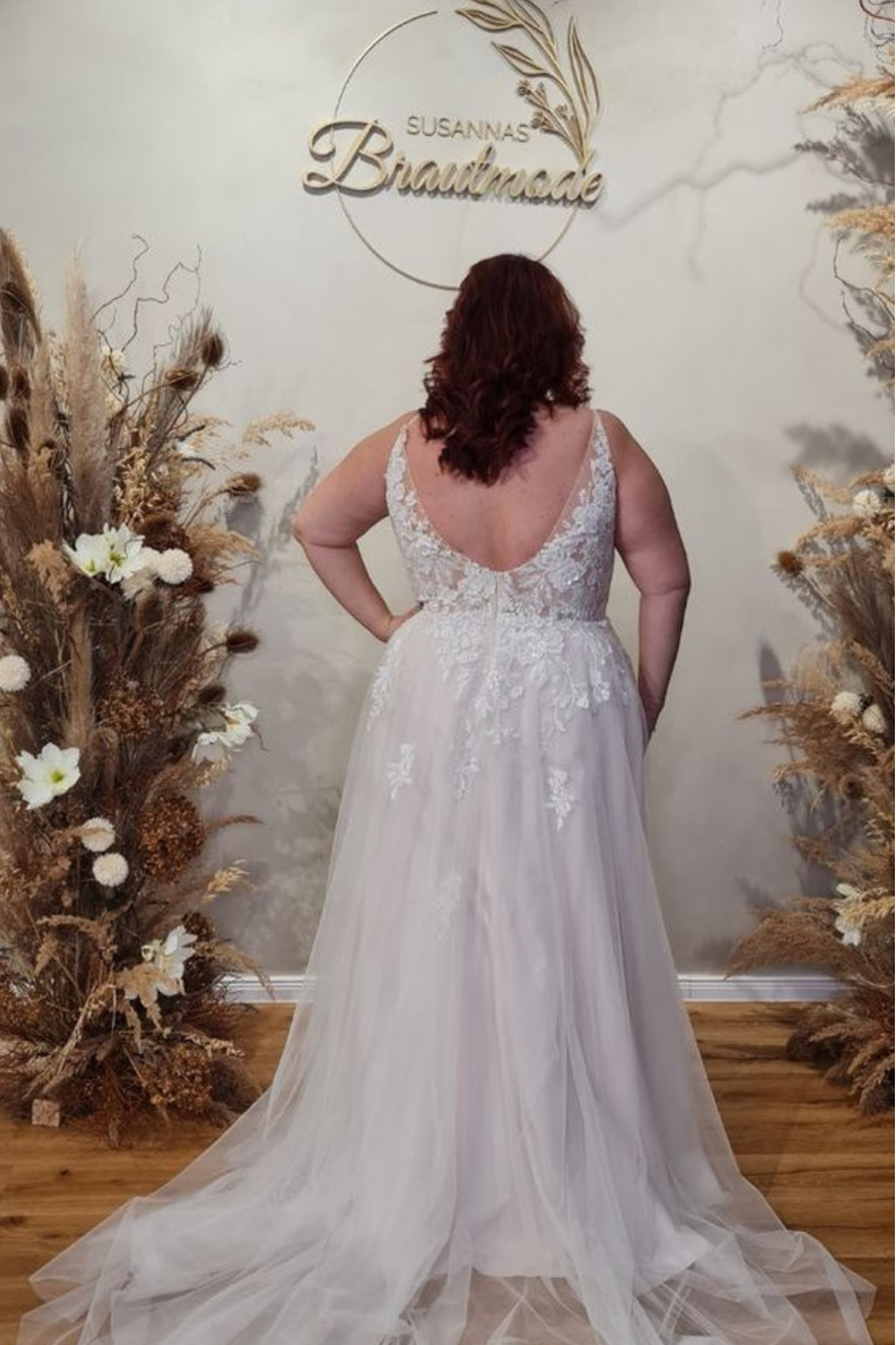 Elegantes Brautkleid CA-RO Plus Size mit langer Schleppe mit Spitze und transparentem Rückenausschnitt