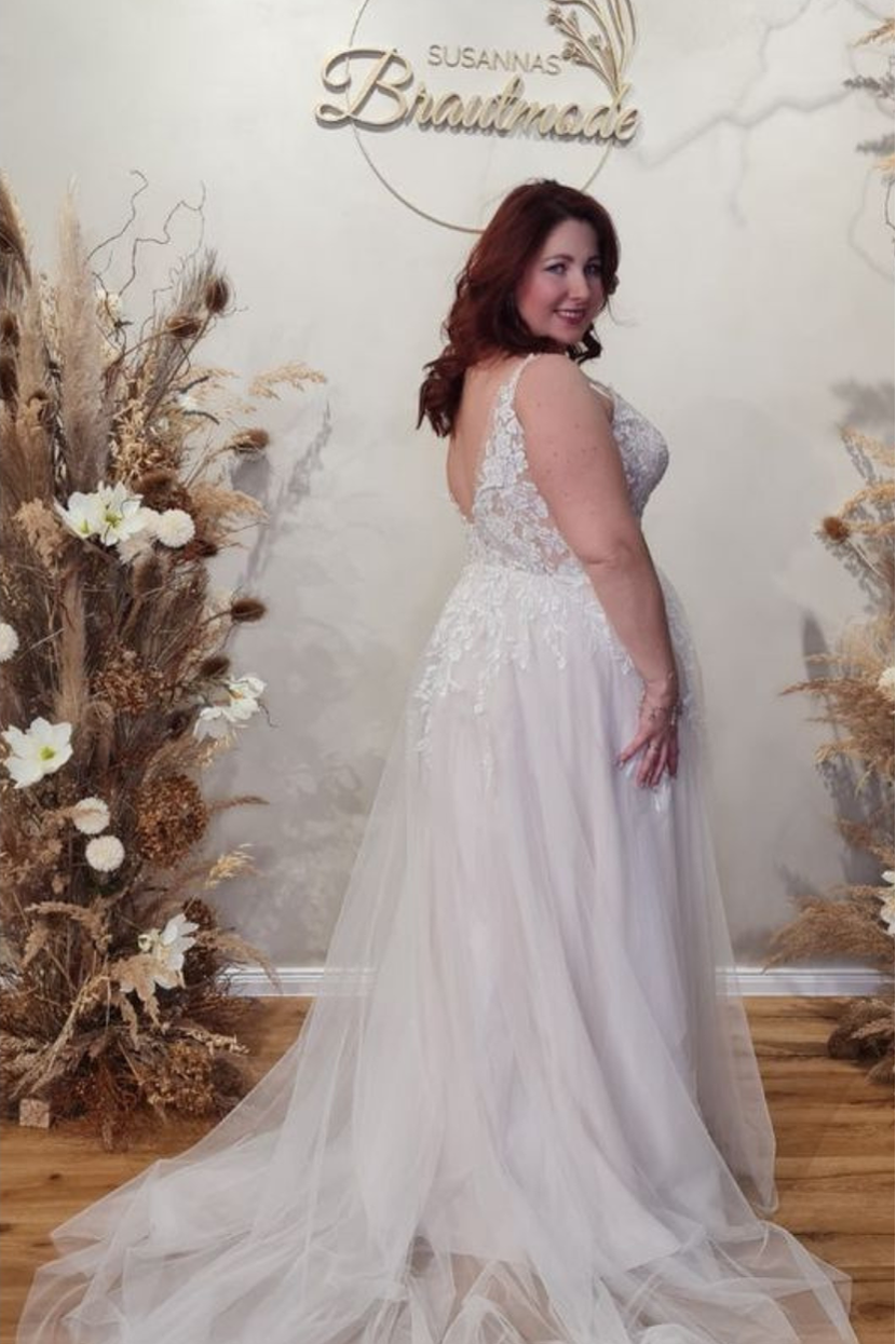 Brautkleid CA-RO Übergröße von hinten mit Knopfleiste am Rückenausschnitt und bestickter Schleppe