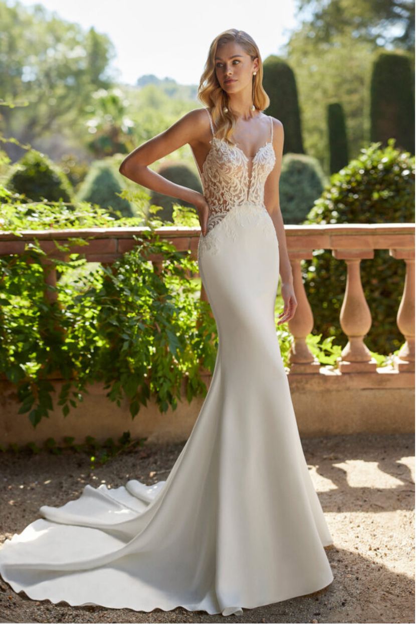 Brautkleid Danze, Fit and Flare, Spitze, tiefer V-Ausschnitt.