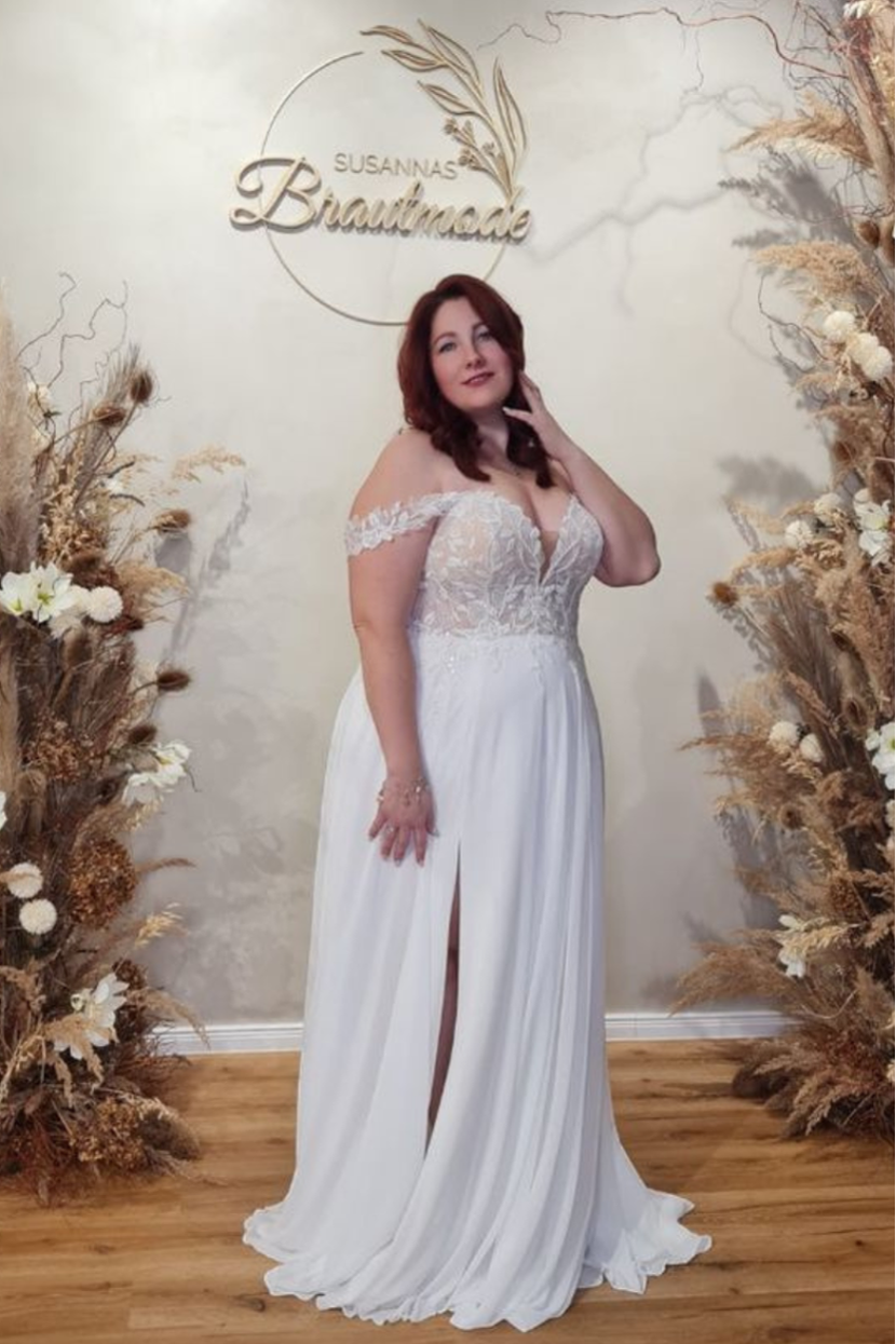 Braut in Brautkleid FABIEN-NE Plus Size mit elegantem V-Ausschnitt und Chiffonrock mit Beinschlitz