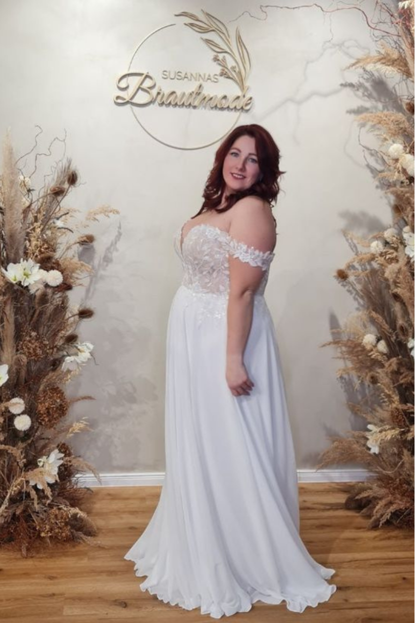 Curvy Brautkleid FABIEN-NE von der Seite mit Illusion-Spitze und Off-Shoulder-Ärmeln Susannas Brautmode
