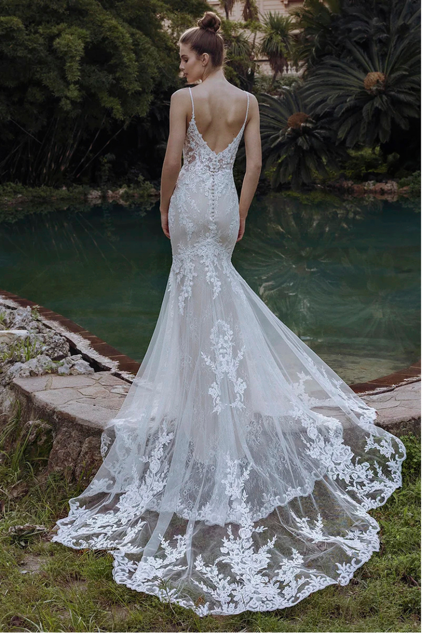 Brautkleid FF-014 Fit & Flare Rückenansicht tiefer V, Illusions-Spitze im Freien