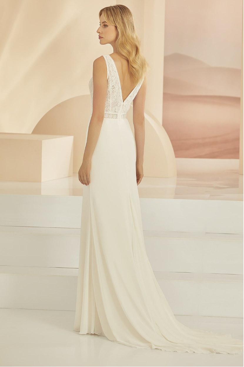 Brautkleid FF-009, Fit and Flare, tiefer Rücken, fließende Schleppe.