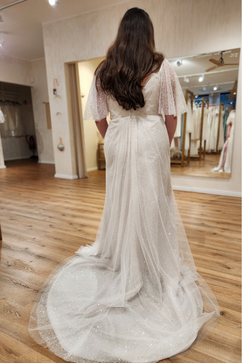 Rückenansicht Brautkleid GATSBY mit V-Rücken und glitzernder Schleppe für kurvige Bräute