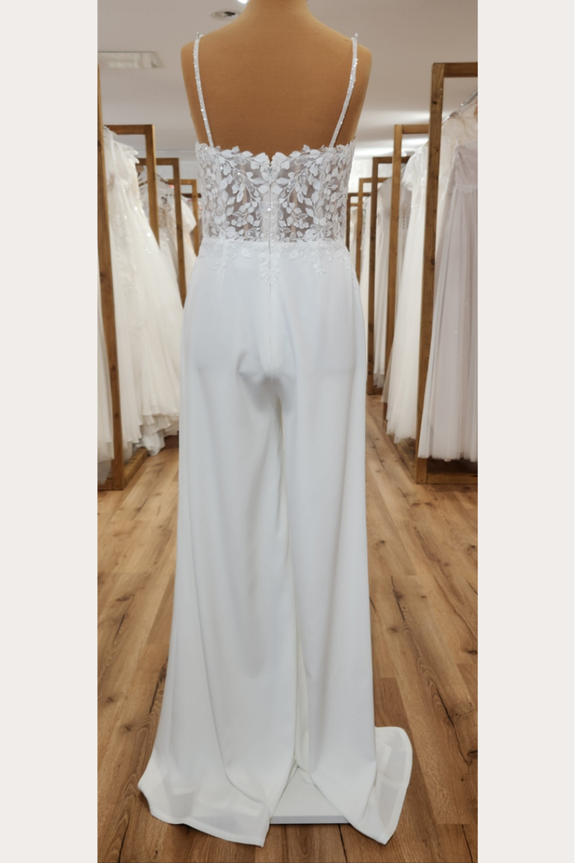 Rückenansicht Braut-Jumpsuit HELENE mit transparenter Spitze, Trägern und weitem Bein