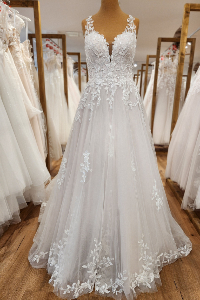 Brautkleid JESSI-CA A-Linie mit floralen Spitzenapplikationen, V-Ausschnitt und Tüllrock Susannas Brautmode