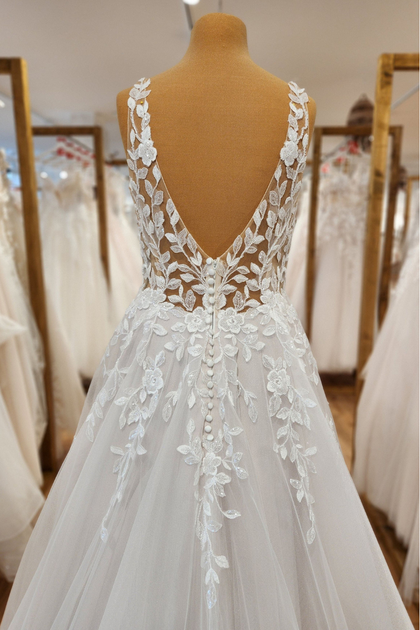 Rückenansicht Brautkleid JESSI-CA tiefer V-Rücken mit Spitze und Knopfleiste
