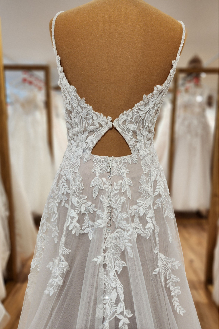 Rückenansicht Brautkleid KIA-RA tiefer V-Rücken mit Spitze Cut-Out und Knopfleiste