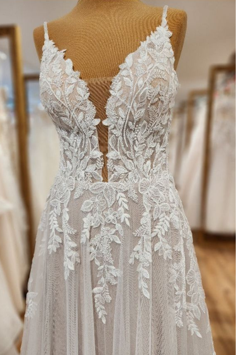 Nahaufnahme Oberteil Brautkleid KIA-RA tiefer V-Ausschnitt mit Illusion-Spitze und Blattmuster
