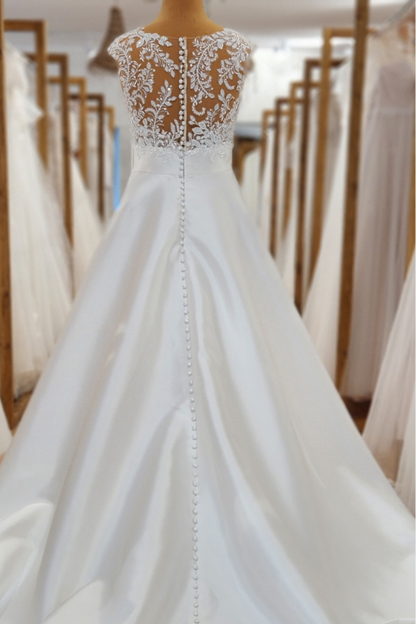 Brautkleid MART-HA von hinten A-Linie mit langer Knopfleiste am Satin-Rock