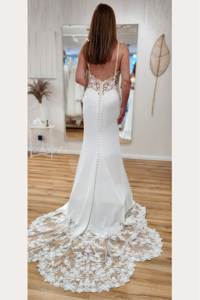 Rückenansicht Brautkleid NATALIE mit Illusion-Spitze, Knopfleiste und langer Spitzenschleppe