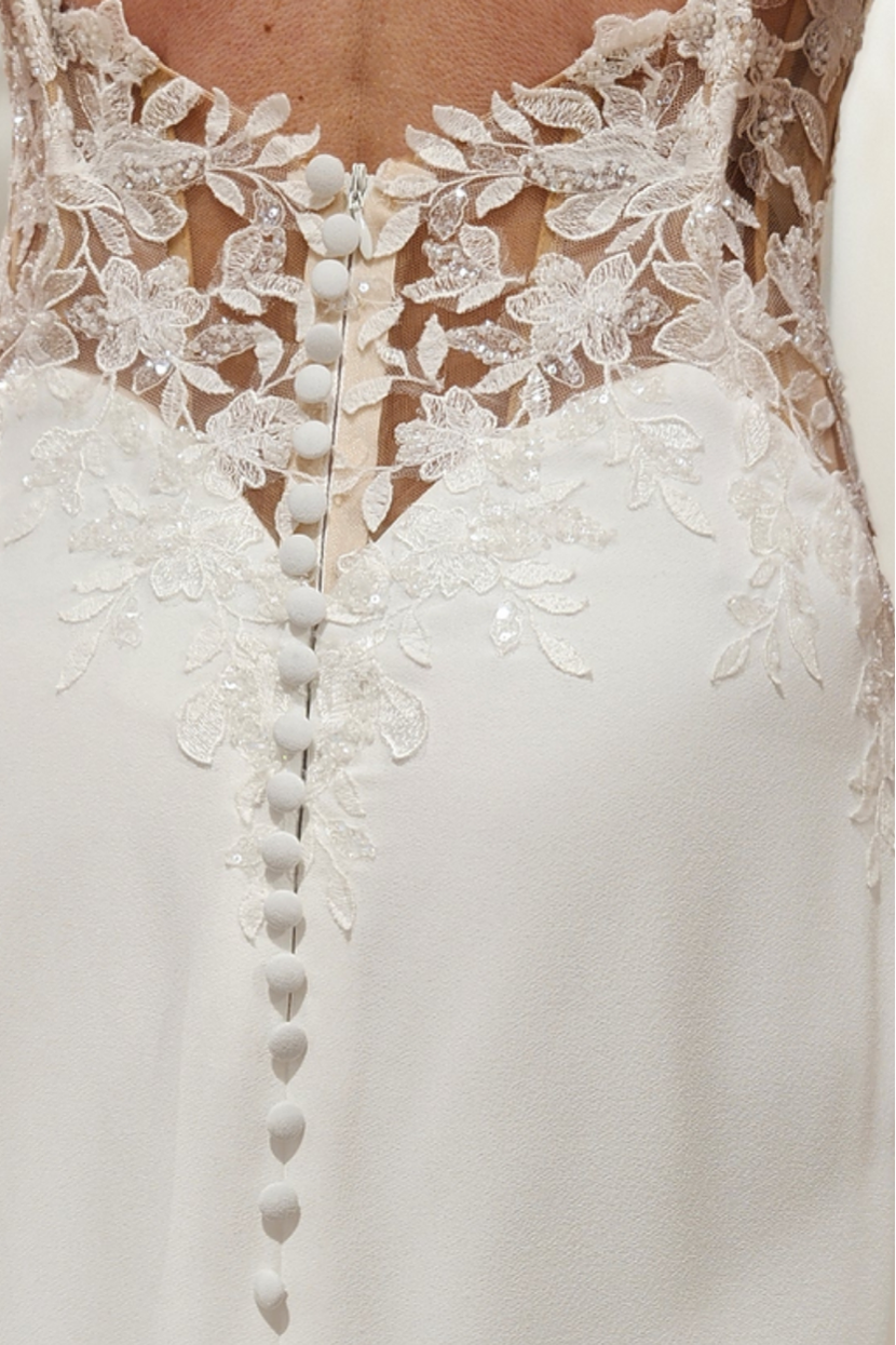 Nahaufnahme Rücken Brautkleid NATALIE Spitze am Illusion-Rücken und Knopfleiste mit floralen Mustern