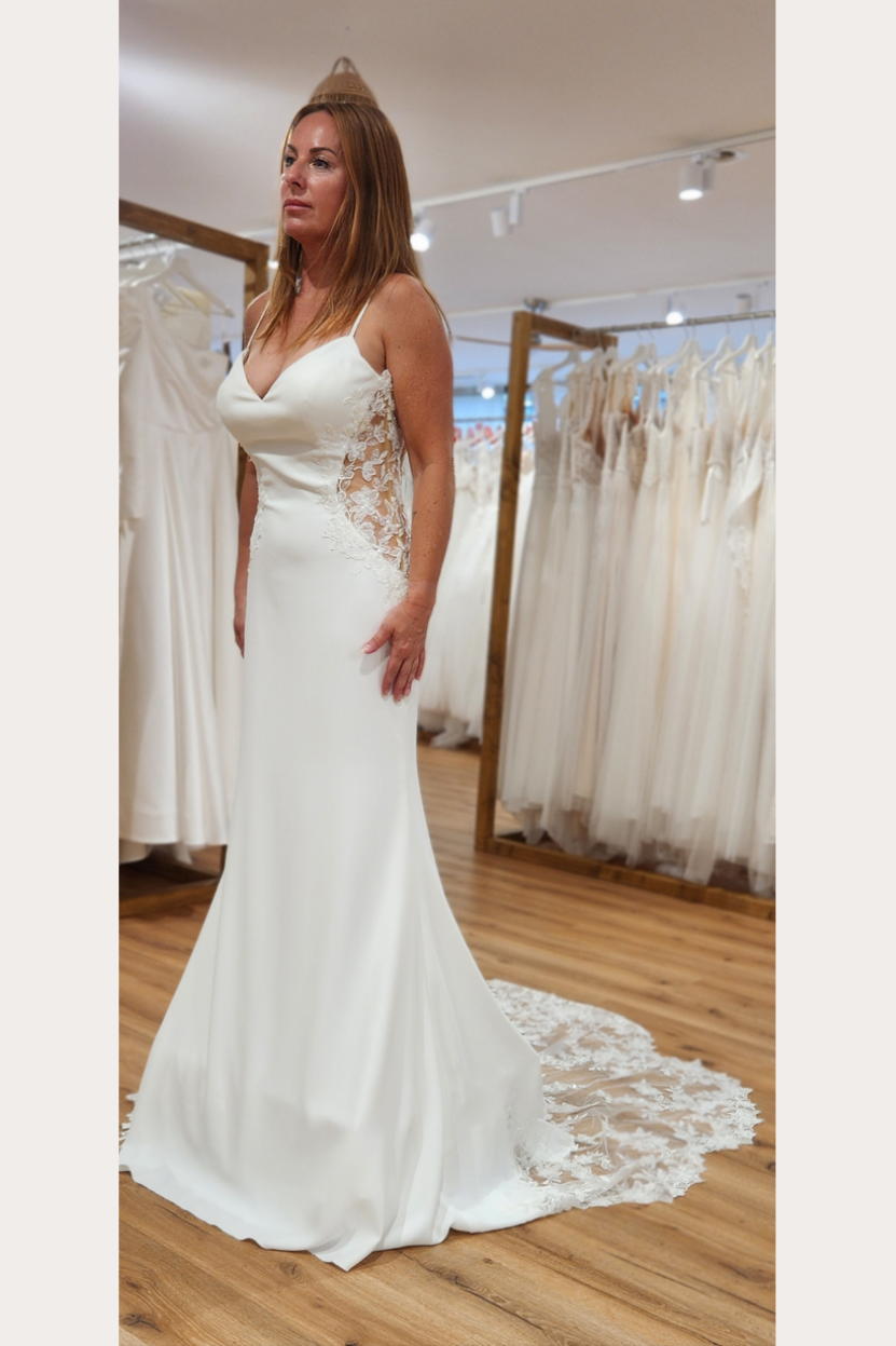 Braut im Brautkleid NATALIE Meerjungfrau-Schnitt mit seitlicher Spitze und langer Schleppe