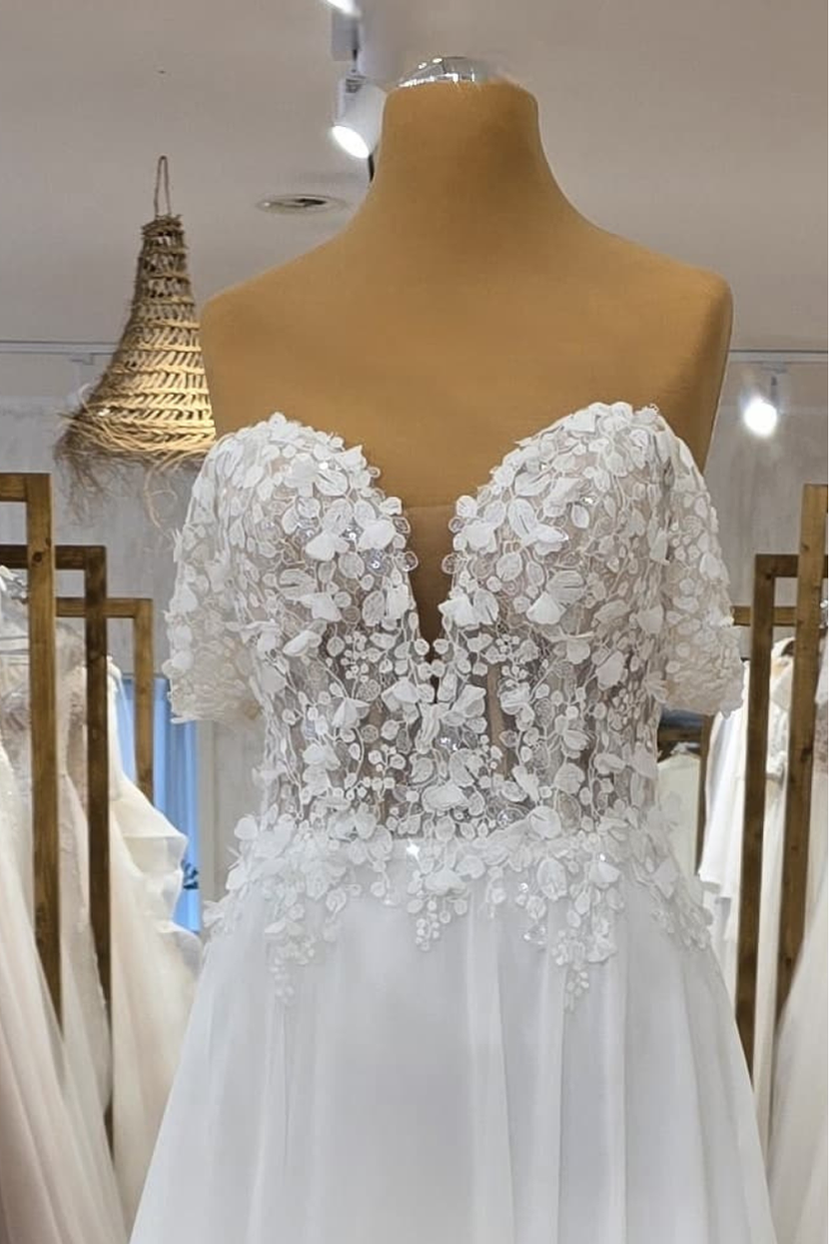 Nahaufnahme Oberteil Brautkleid RI-TA herzförmiges Dekolleté 3D-Blüten
