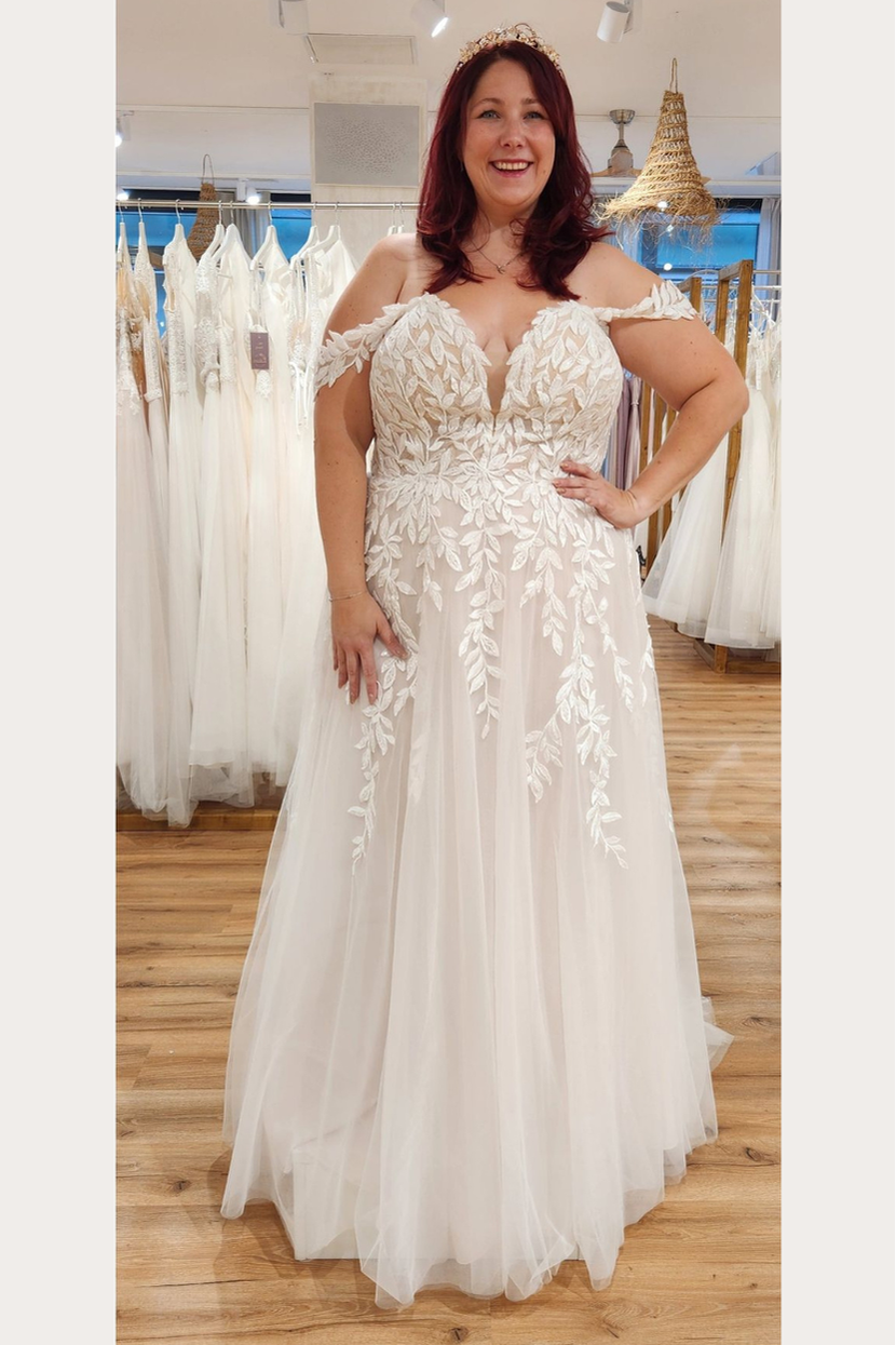 Brautkleid SALO-ME für kurvige Bräute A-Linie mit Off-Shoulder Trägern und Blatt-Applikationen Susannas Brautmode