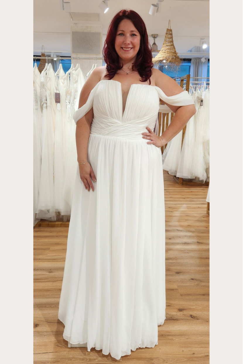 Elegantes Curvy Brautkleid VENUS mit Herzausschnitt Tüllrock und glitzerndem Mieder