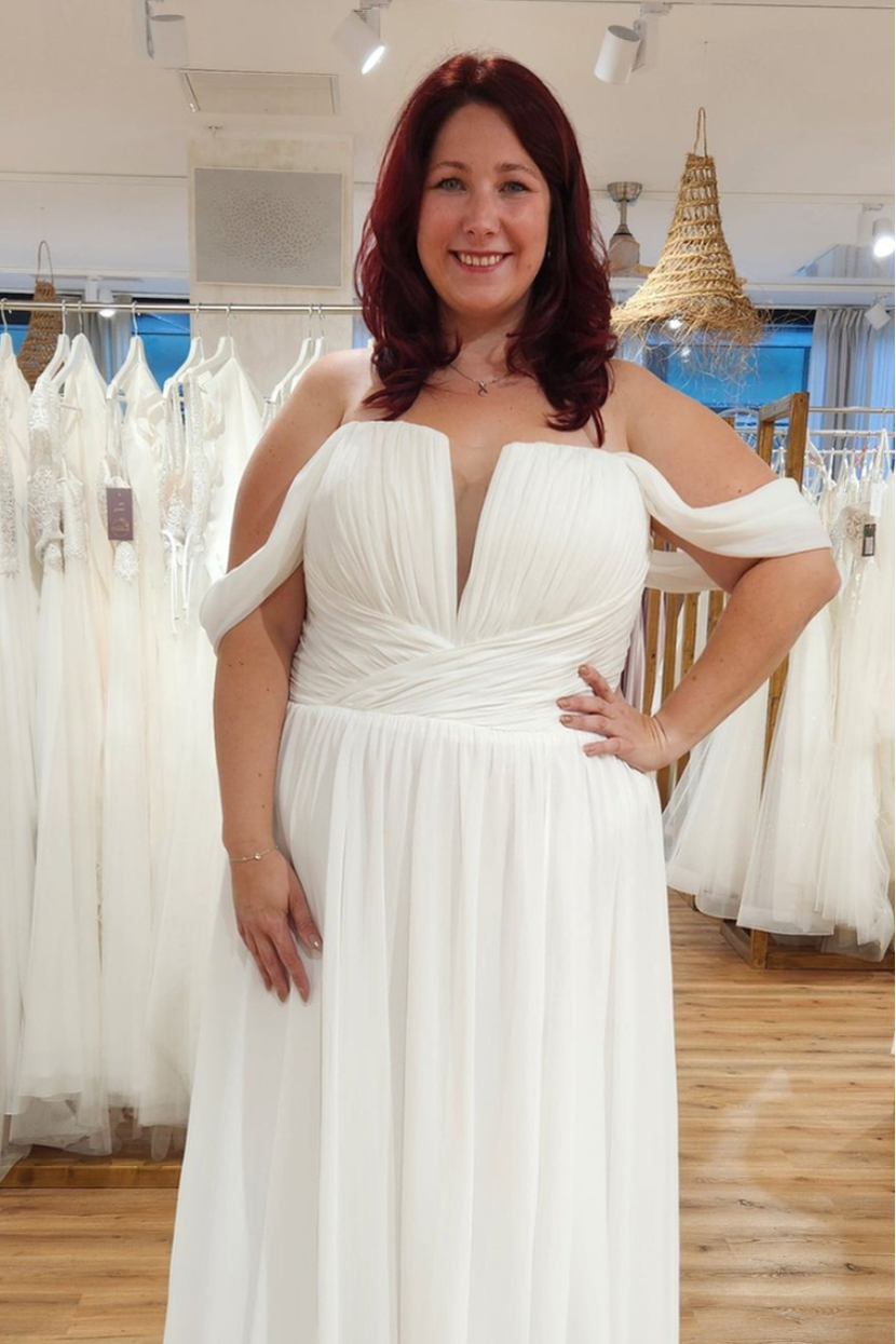 Rückenansicht Curvy Brautkleid VENUS mit tiefer Korsettschnürung und glitzernden Tüllrock Susannas Brautmode