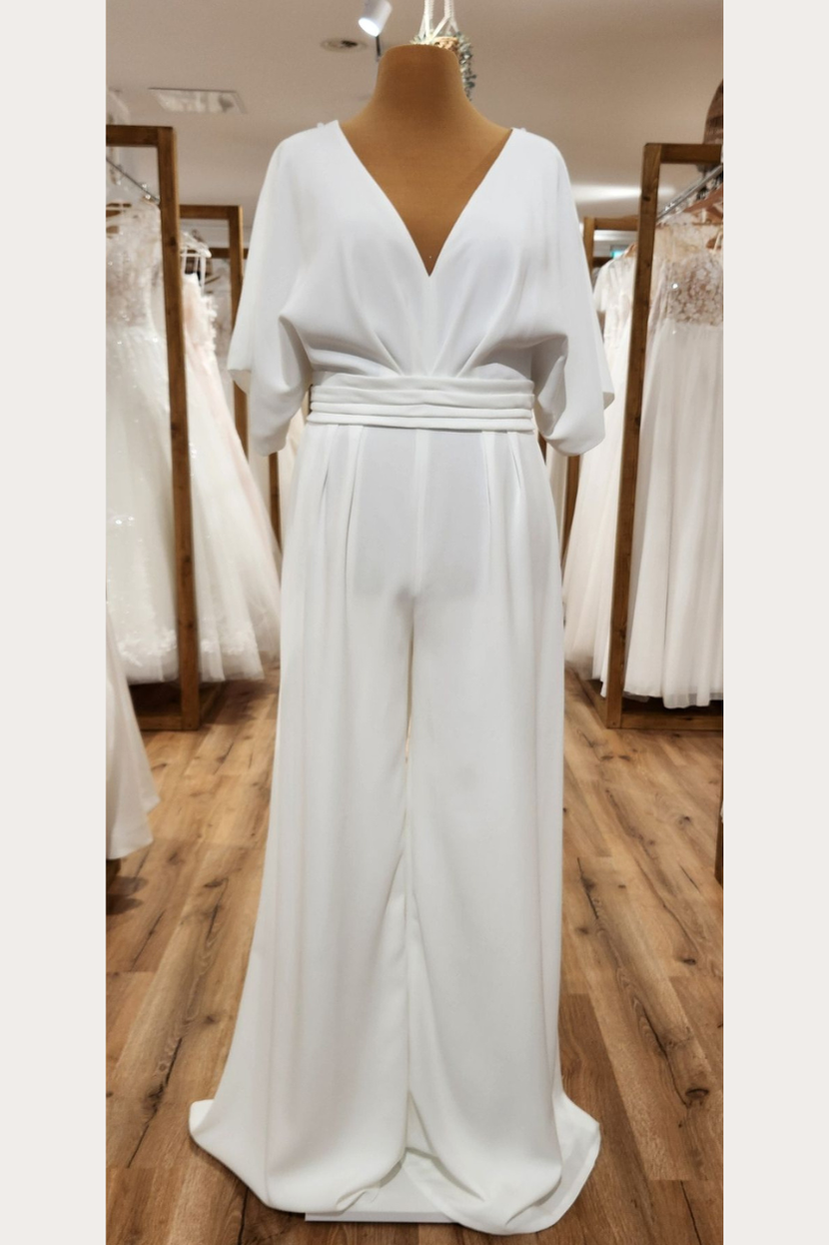 Eleganter Braut-Jumpsuit VIO-LA mit weitem Bein fließendem Oberteil und V-Ausschnitt Susannas Brautmode