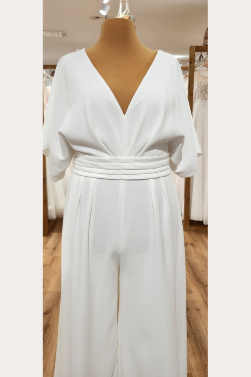 Braut-Jumpsuit VIO-LA mit V-Ausschnitt und breitem, drapiertem Gürtel