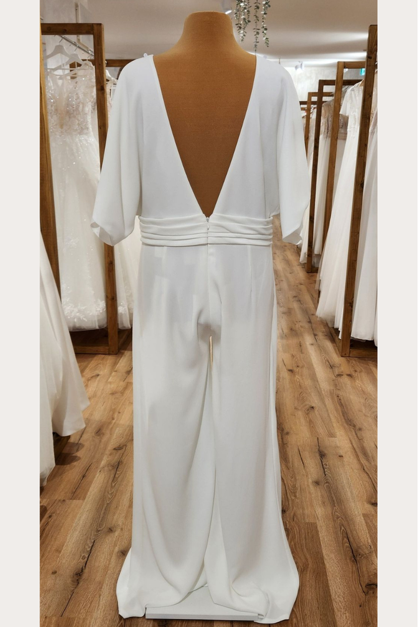 Rückenansicht Braut-Jumpsuit VIO-LA mit tiefem V-Rücken und breiter Taillenbetonung
