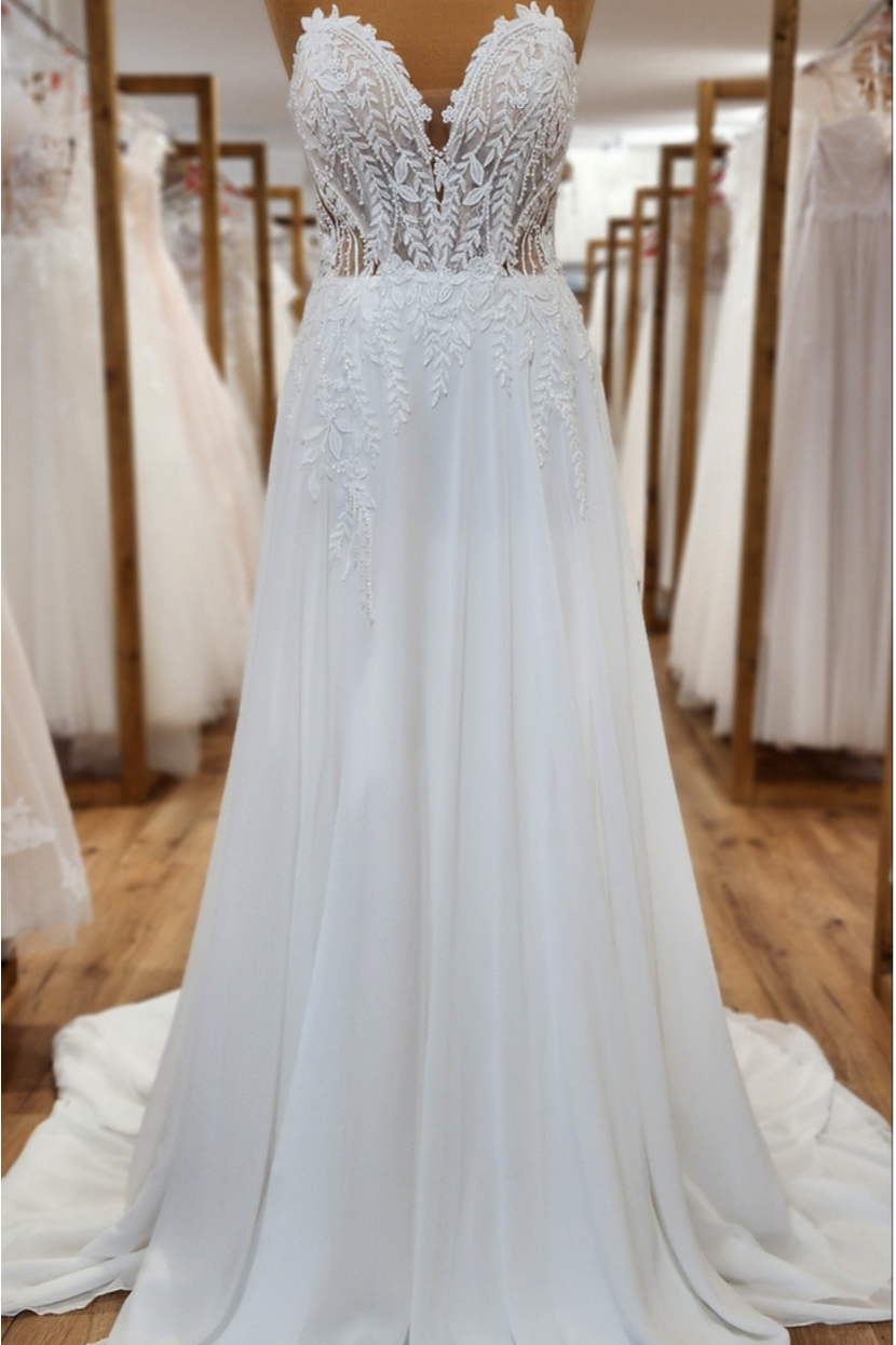 Brautkleid MAG-DA A-Linie mit floraler Spitze und fließendem Rock am Schaufensterpuppe Susannas Brautmode